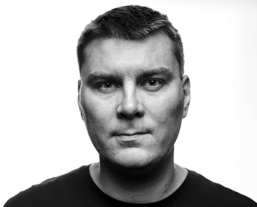 Portret w studio w czerni i bieli na białym tle, mężczyzna