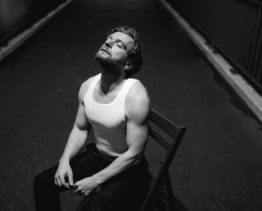 Mezczyzna na krzesle, portret w czerni i bieli, Opole
