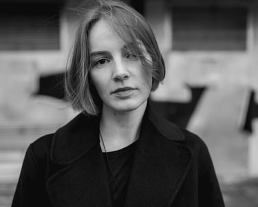 Bliski portret kobiety w czerni i bieli