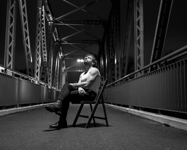 Fotografia mężczyzny, portret na tle mostu, minimalizm