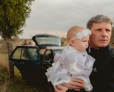 Wesele, dziecko w objęciach dziadka, w drodze na slub, Opole