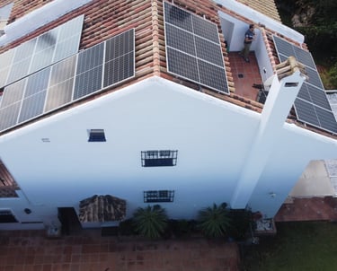 placas solares residencia con chimeneas