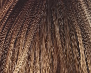 a black and white photo of some hair