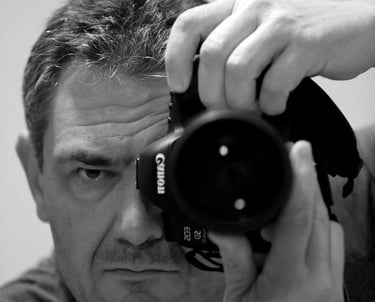 Autoportrait en noir et blanc (avec le sourire)