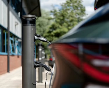 Installation de bornes de recharge commerciales avec bollards de protection pour stationnemt à MTL