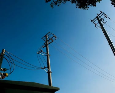Réparation de mât électrique et installation d'entrée aérienne pour maison à Montréal.