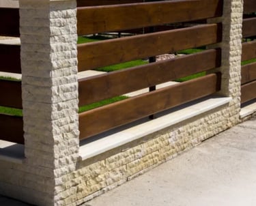 Prim-plan capac de gard din beton, detaliu de formă și textură