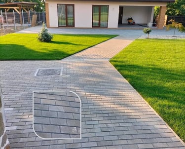 Pavaj parquet P2 montat în curte, soluție durabilă și estetică