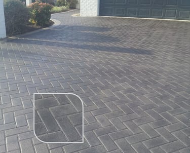 Curte modernă amenajată cu pavaj Parchet, zonă de relaxare cu mobilier de exterior