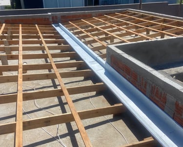 Instalação de calhas em residência na Zona Norte de Porto Alegre