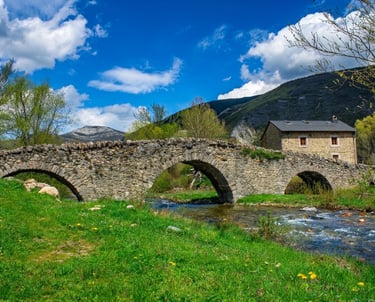 Puente románico en un río de la montaña de León