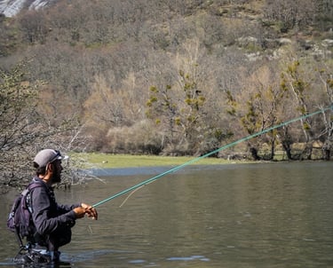 Pescador en el pantano del Porma, León
