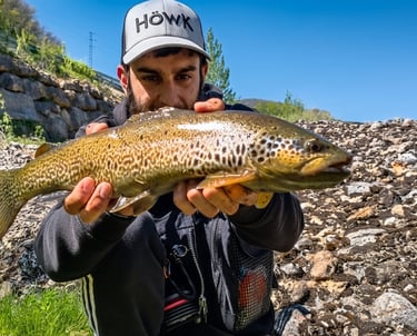 Pescador con una trucha en el río Esla, León