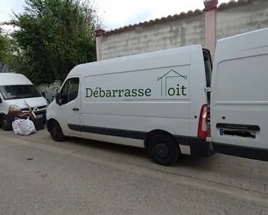 véhicules de la société Débarrasse Toit