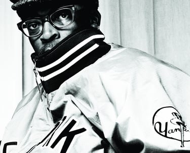 Portrait de Spike Lee en noir et blanc, Plaza Athénée Paris — photographie par Enzo Minardi