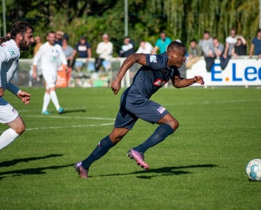Photo couleur d'un joueur de football courant avec le ballon