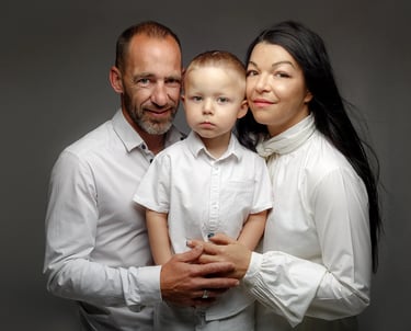 une famille pose en studio