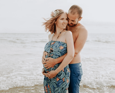 une femme enceinte sur la plage en Bretagne