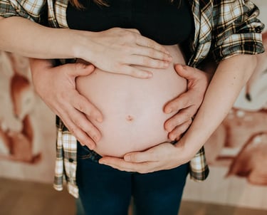 gros plan sur le ventre d'une femme enceinte pour une séance photo