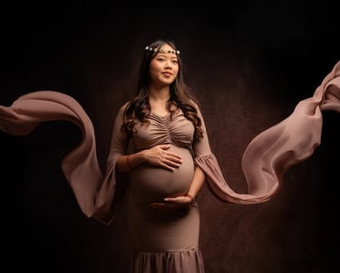 une femme enceinte en studio photo pour une séance grossesse à troyes