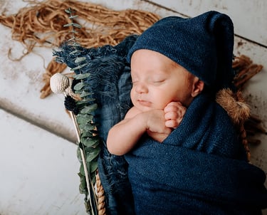 un bébé lors d'une séance naissance studio