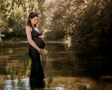 une femme enceinte pendant sa séance grossesse dans une rivière