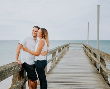 un couple d'amoureux sur un ponton en Normandie