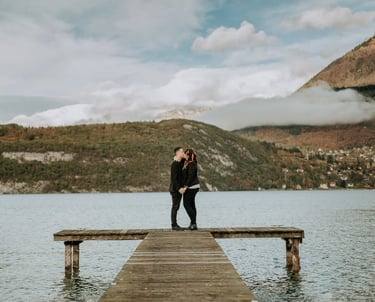 un couple s'embrasse sur un ponton à Annecy