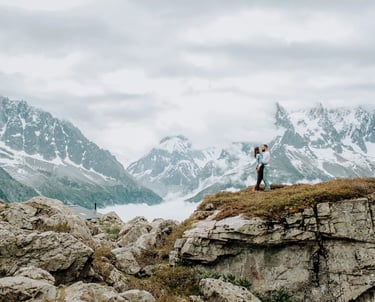 un couple à la montagne avec vue sur le Mont Blanc