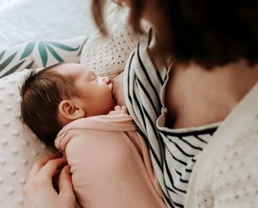 une maman qui allaite son bébé