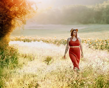 une jeune femme dans les champs