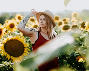 une jeune femme en photo dans un champ de tournesol