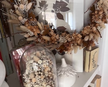 Cloche et couronne de fleurs séchées et stabilisées