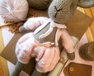 Doudou souris au crochet en laine - amigurumi