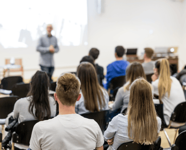 foundation programında bir adam bir oda dolusu öğrencinin önünde duruyor