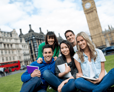 İngiltere'de Big Ben saat kulesinin önünde 5 değişim öğrencisi