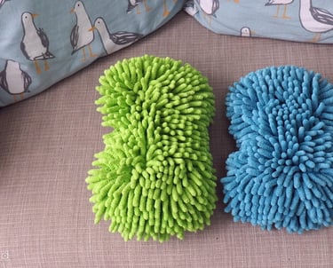 Green microfibre sponge and blue microfibre sponge