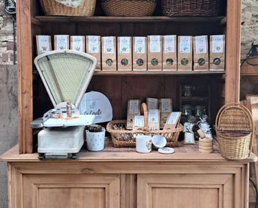 Buffet ancien avec les tisanes de la ferme de la corette exposées