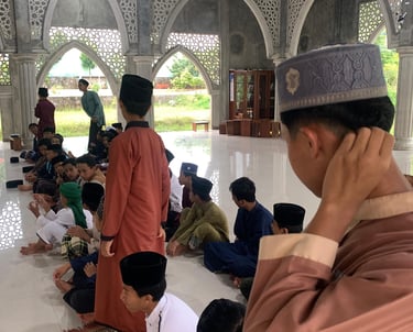 santri darussajidin bersiap mendengarkan kajian rutin di masjid