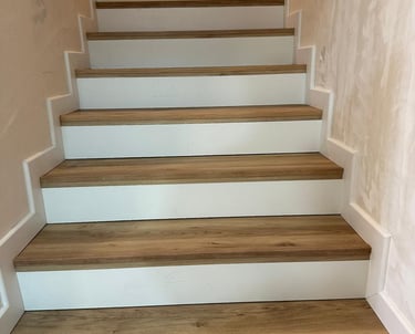 Escalera de madera con contrahuellas blancas.