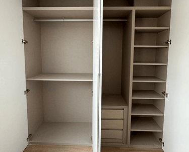 Dos armarios abiertos, uno con estantes, otro con cajones.