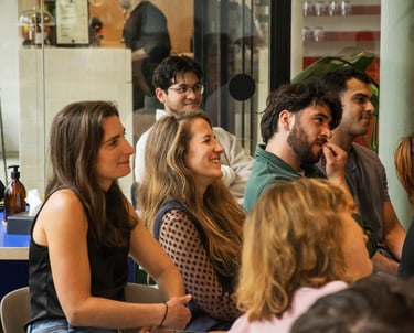 employés d'une entreprise en train de rire lors d'un spectacle de stand-up
