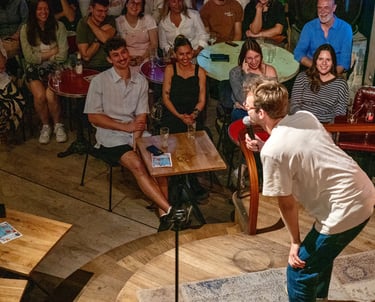 Entreprise en fou rire devant un humoriste