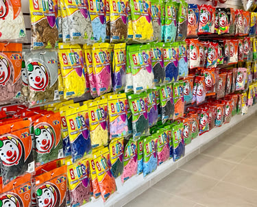 Muchas bolsas de varios colores de globos de latex