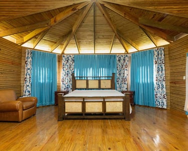 habitación principal de la villa presidencial Constanza con una cama muy amplia