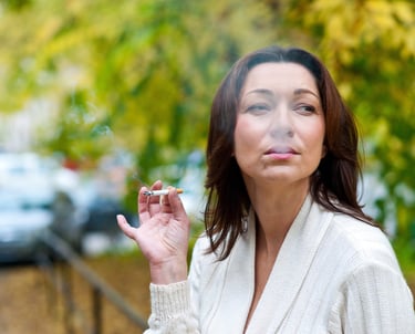 woman smoking, help to give up smoking and vaping with green leaf hypnotherapy