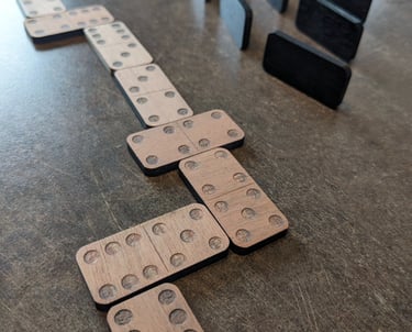 dominos, triominos, jeux de société bois