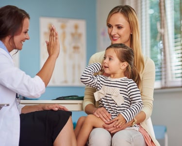 Médica Pediatra com a Mãe e a Filha