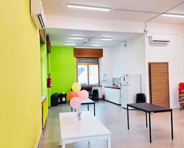 area ristoro con grande frigo e forno per le esigenze della tua festa