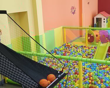 Saletta per feste attrezzata di giochi per bambini e per adulti